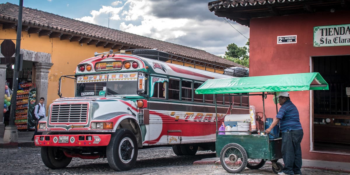 Guatemala. Trambilla o camioneta de pollos es como se suele conocer a estos coloridos autobuses que transportan tanto a personas como animales, y que se desplazan a gran velocidad en Antigua, Guatemala