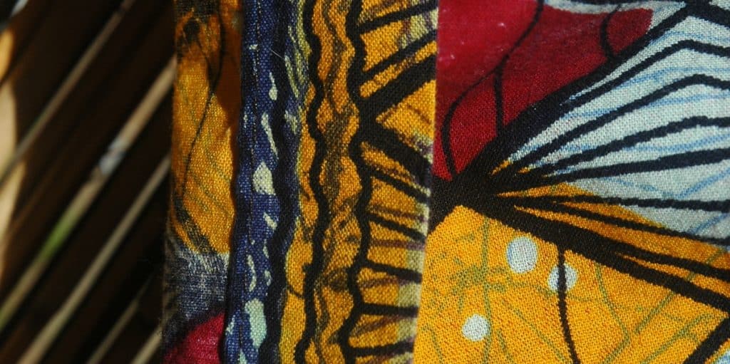 Togo. Detalle de tela tradicional africana estampada en colores en Togo