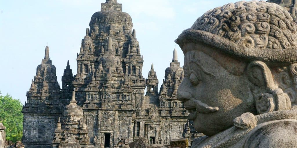 Indonesia. Vista de la fachada del templo de Prambanam desde uno de los guardianes del recinto sagrado hindú, en Java, Indonesia