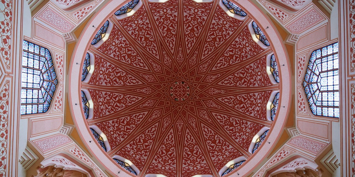 Malasia. Vista interior de la cúpula de le Mezquita de Putra, decorada con motivos geométricos en forma de estrella y tambor abierto con vanos, en Putrajaya, Malasia
