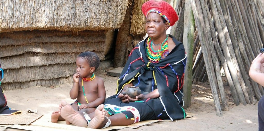 Zambia. Abuela zulú con niño sentados en el suelo, en Zambia