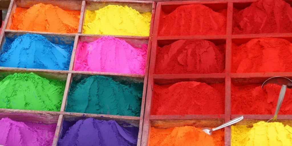 Asia-Oceanía. Nepal. Venta de pigmentos de colores a granel en un mercado en Nepal. Se trata de unas sustancias que se venden por toda Asia con motivos rituales y festivos.