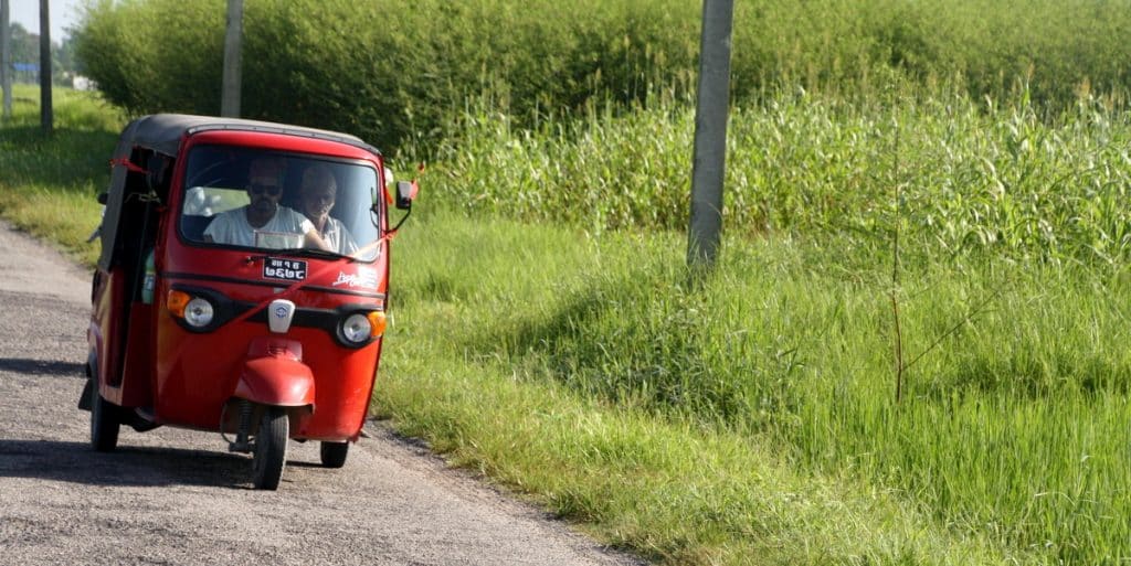 Vietnam. Moto-Rickshaw o Tuk-tuk por uno de los caminos de Vietnam. Se trata de uno de los medios de transportes más extendidos por toda Asia.