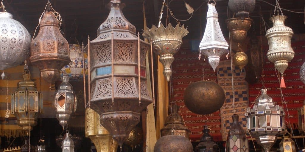 Navidad y Fin de Año Marruecos. Interior de una tienda de lámparas en Marruecos