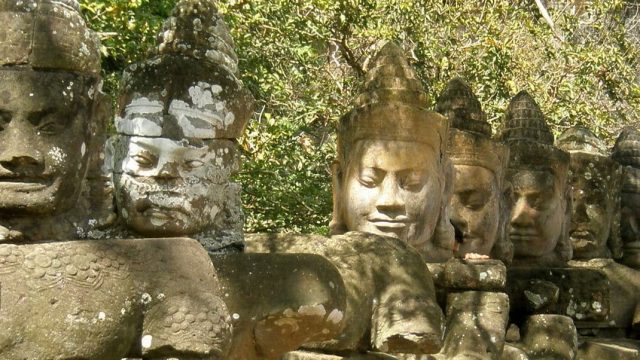 Camboya. Paseo con fila de esculturas de Budas típicos khmeres en el recinto de Angkor en Camboya