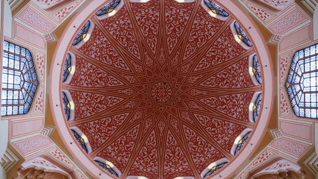 Malasia. Vista interior de la cúpula de le Mezquita de Putra, decorada con motivos geométricos en forma de estrella y tambor abierto con vanos, en Putrajaya, Malasia