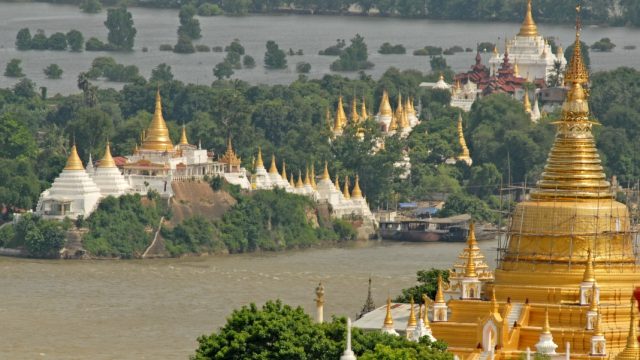 Myanmar. Vista de la colina de Saggaing en Myanmar, caracterizada por su gran número de pagodas en dorado y blanco salpicando todo el territorio