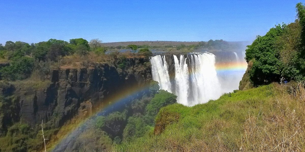 Zimbabwe Cataratas Victoria 20141017 150317 NewsMadretierra Cab Zimbabwe. Vista de las Cataratas Victoria con la vegetación circundante y arco iris, en Zimbabwe